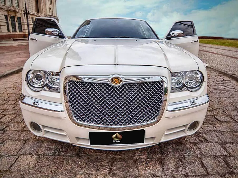 Limousine Chrysler 300C branca vista de frente