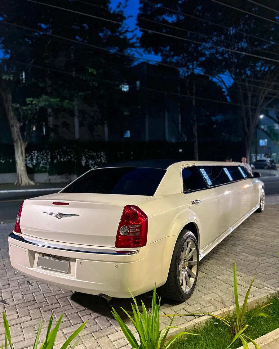 Limousine Chrysler 300C branca vista de traseira em três quartos